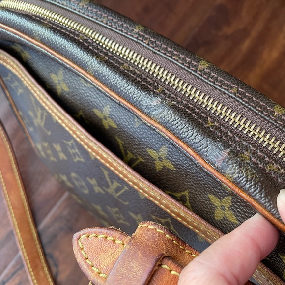 Authentic Louis Vuitton Crossbody Handbag, Shoulder Bag GM size, Leather - Picture 10 of 10